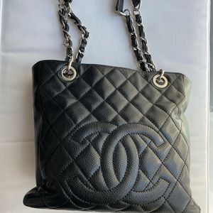 CHANEL Purse.